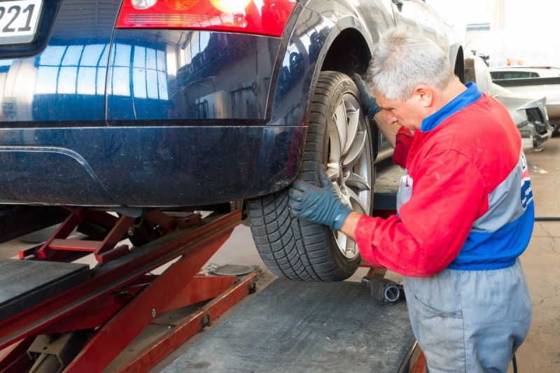 vitrine-GONFARON-min_auto_repair_repair_lift_auto_mechanic_work_clothes_master_professional_man_of_the_fold-685629