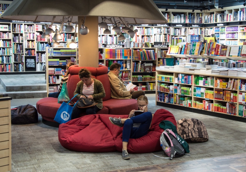 vitrine-GONFARON-min_books_bookstore_book_reader_readers_reading_shop_sale_books-849006