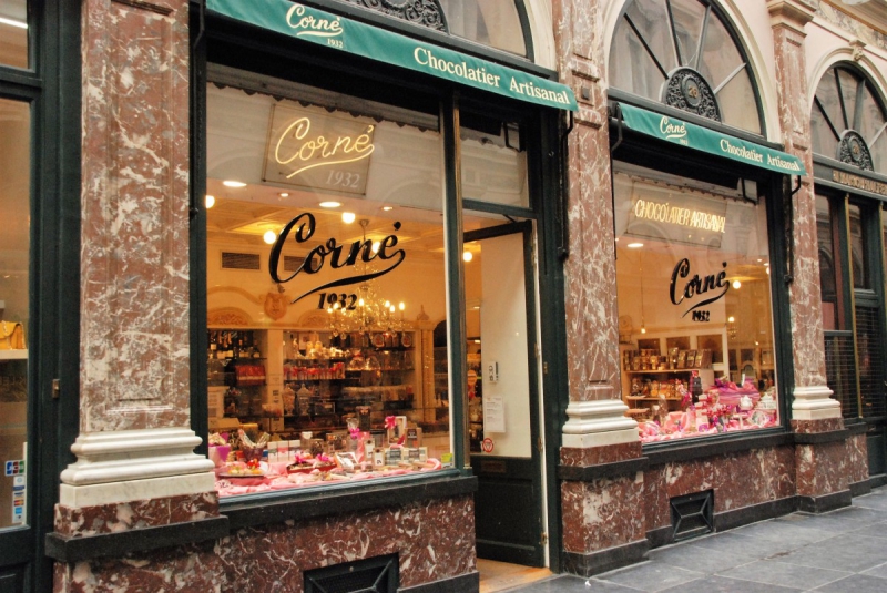 vitrine-GONFARON-min_chocolate_chocolaterie_shop_luxury_chic_gallery_brussels_belgium-558146